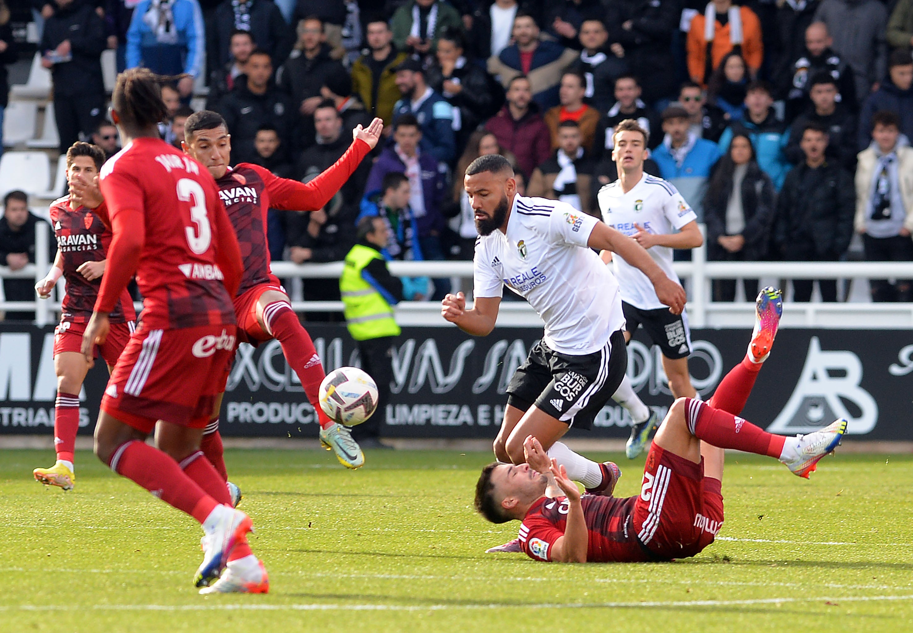 Fotos: El Burgos CF suma un punto en el último suspiro ante el Real Zaragoza