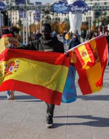 Imagen secundaria 2 - 1. Pancarta en contra de la ministra Irene Montero. 2. Manifestantes de Vox portan un cartel exigiendo la celebración de elecciones. 3. Un vendedor ambulante ofrece banderas de España antes de la concentración. 