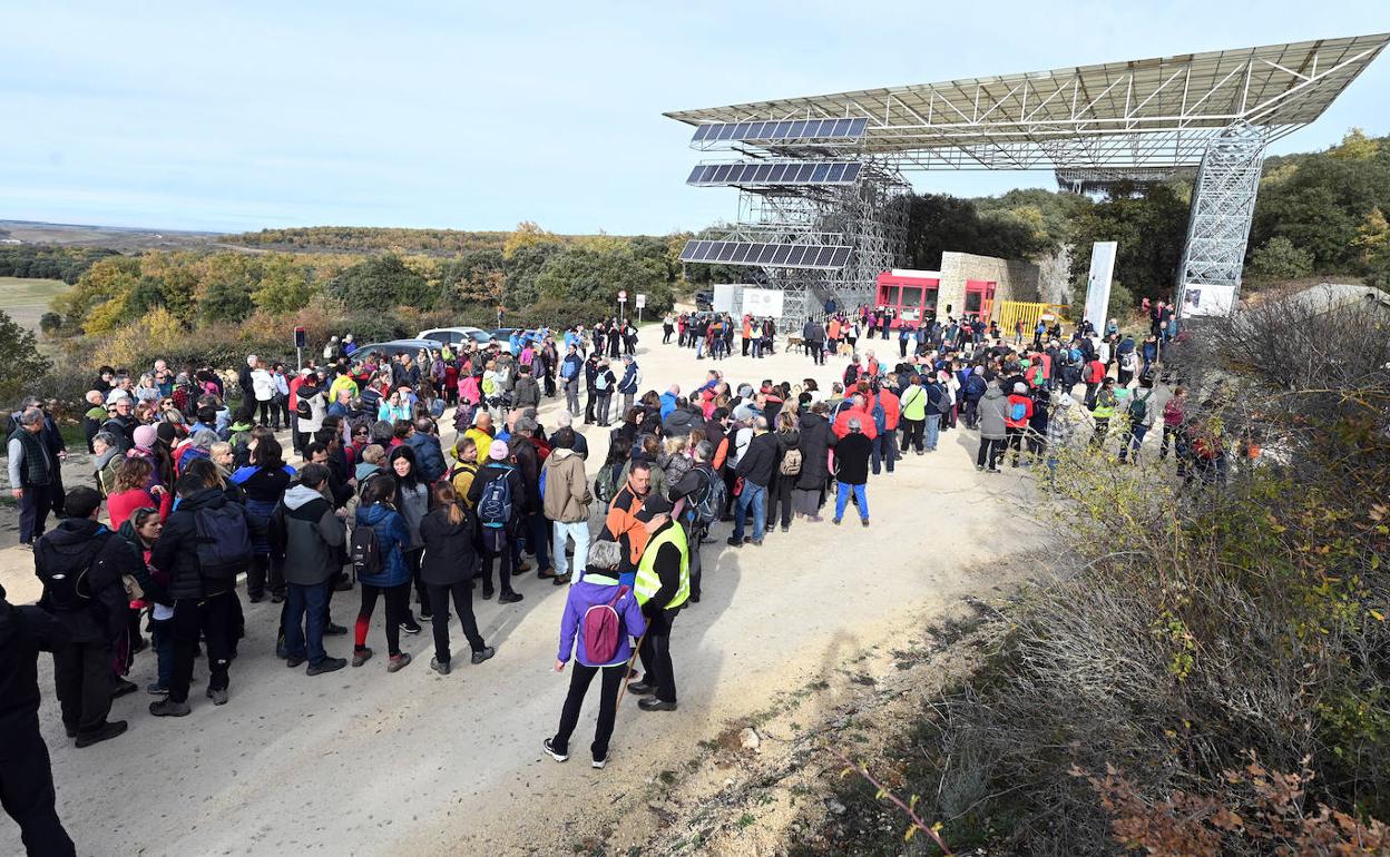 Cientos de personas han participado en una nueva edición de la Marcha a los yacimientos de Atapuerca. 