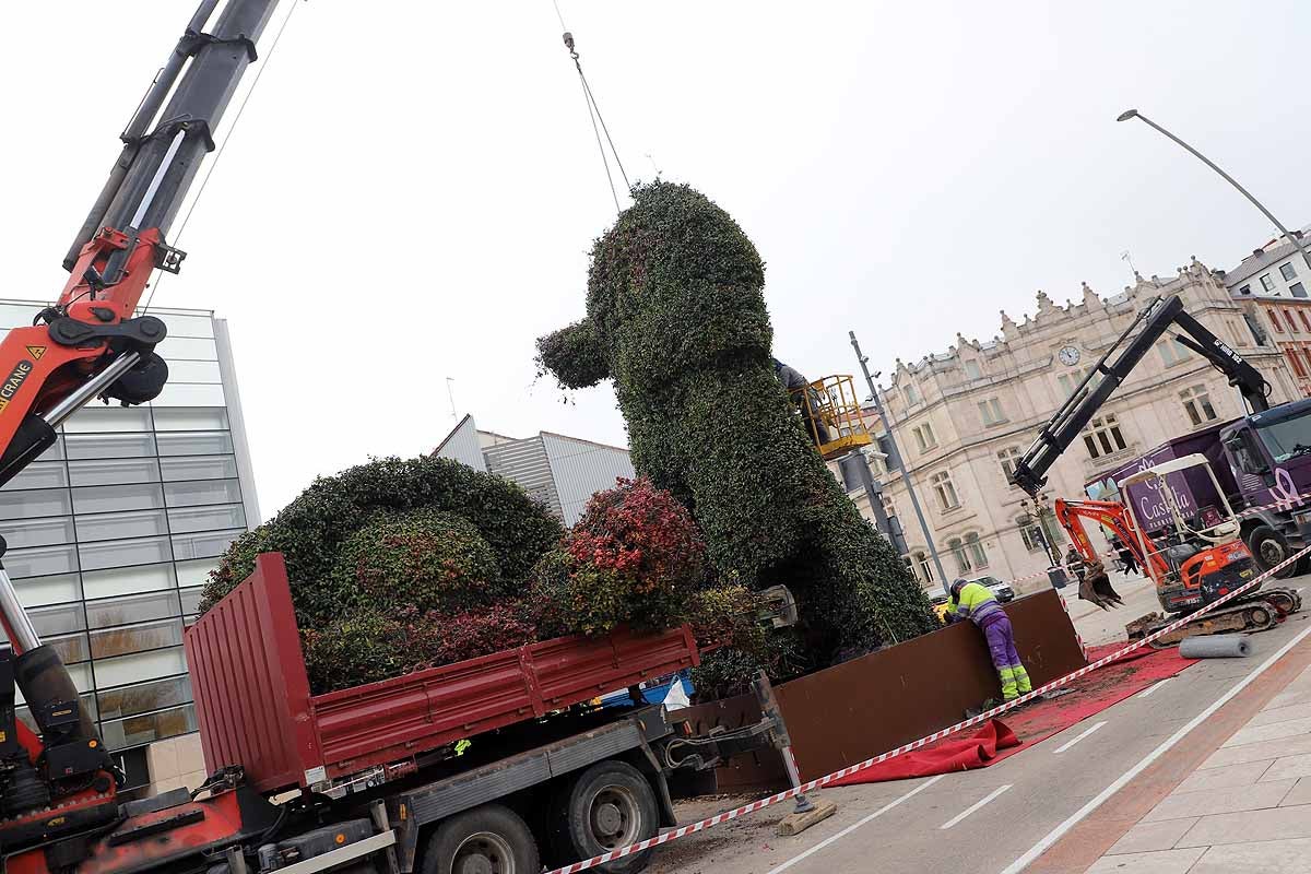 Comienza la retirada del peregrino de flores gigante que la Fundación VIII Centenario de la Catedral instaló hace poco más de un año frente al Fórum Evolución. 