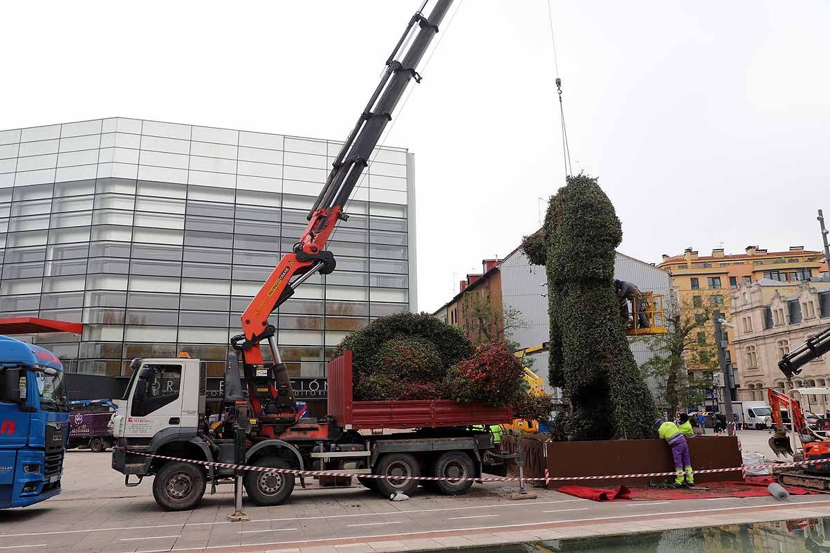 Comienza la retirada del peregrino de flores gigante que la Fundación VIII Centenario de la Catedral instaló hace poco más de un año frente al Fórum Evolución. 