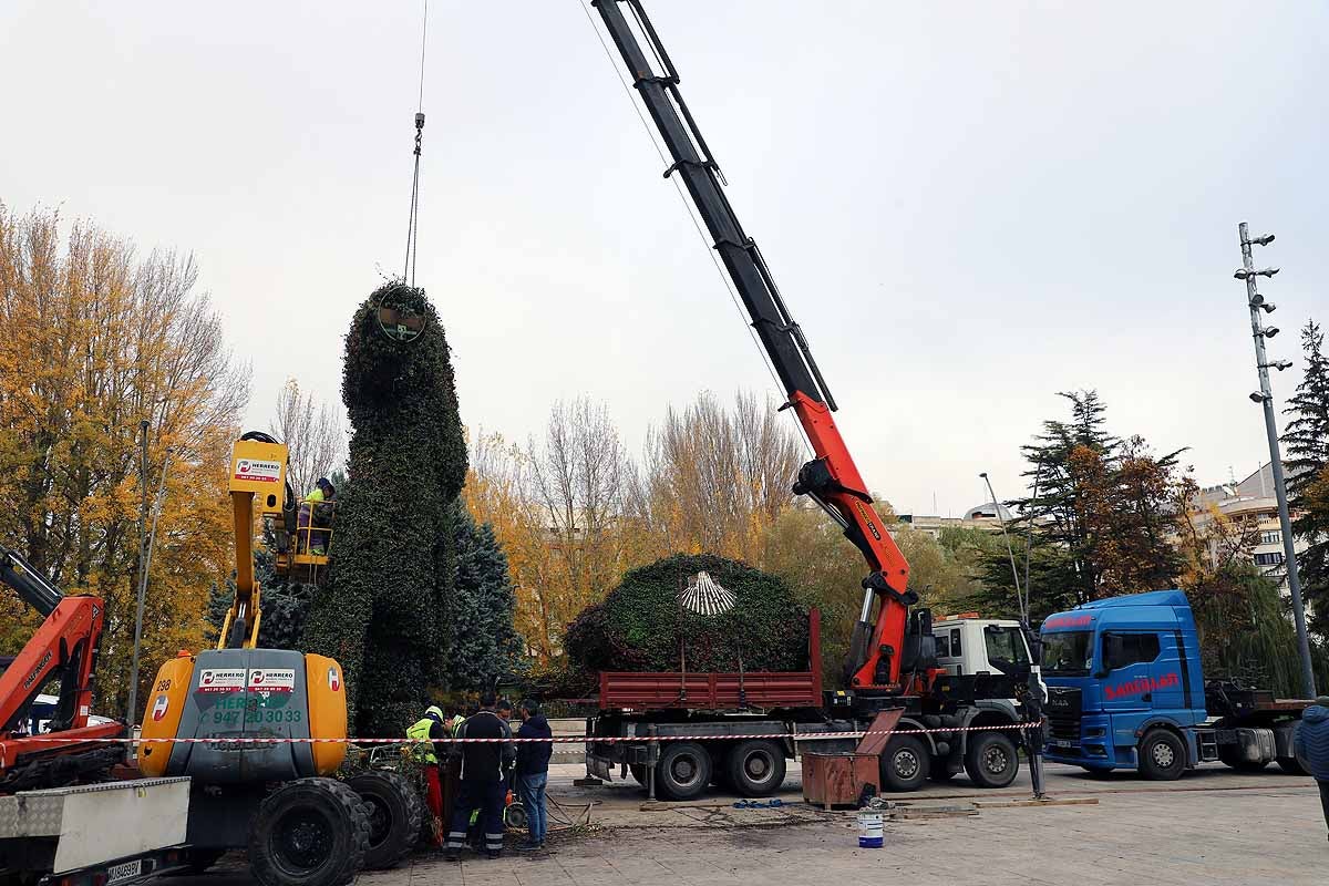 Comienza la retirada del peregrino de flores gigante que la Fundación VIII Centenario de la Catedral instaló hace poco más de un año frente al Fórum Evolución. 