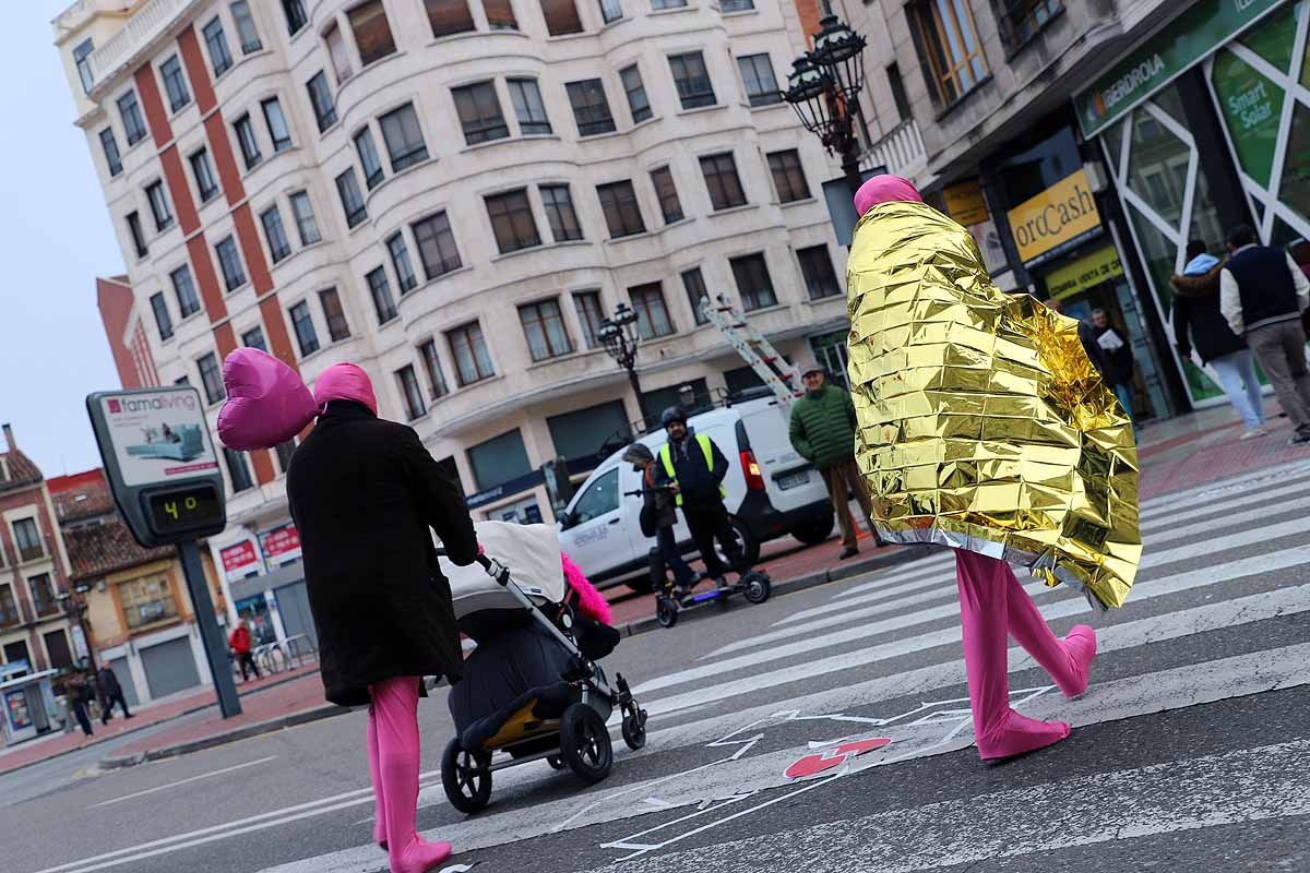 La campaña 'Solo tenemos una vida' ha llegado a los pasos de peatones de Burgos con teatralizaciones en las que tres actores interpretan un atropello. 'Paciencia, respeto, prudencia' es el lema de la campaña, que se ha pintado en el suelo. 