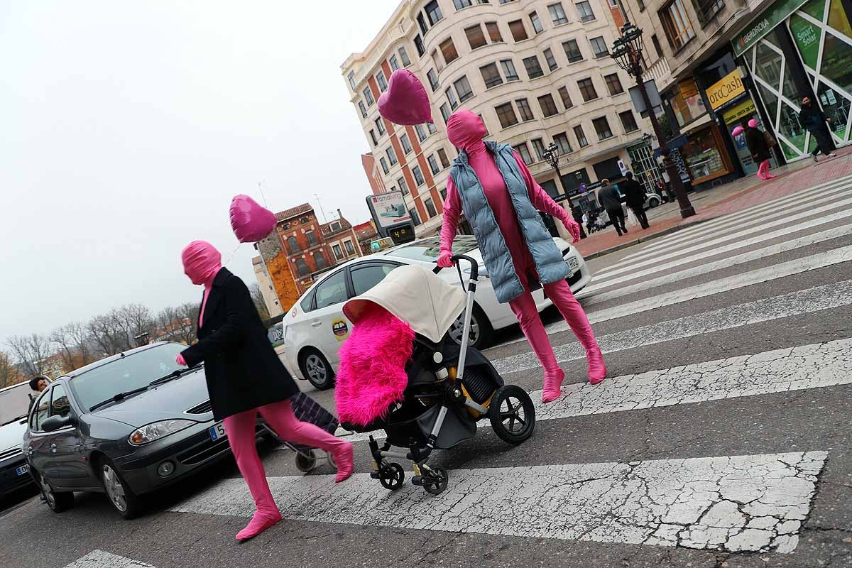 La campaña 'Solo tenemos una vida' ha llegado a los pasos de peatones de Burgos con teatralizaciones en las que tres actores interpretan un atropello. 'Paciencia, respeto, prudencia' es el lema de la campaña, que se ha pintado en el suelo. 