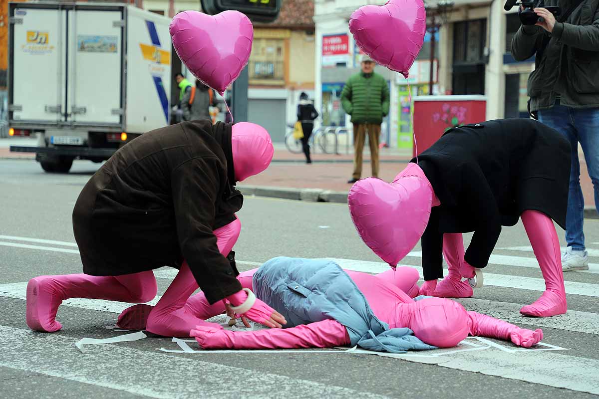 La campaña 'Solo tenemos una vida' ha llegado a los pasos de peatones de Burgos con teatralizaciones en las que tres actores interpretan un atropello. 'Paciencia, respeto, prudencia' es el lema de la campaña, que se ha pintado en el suelo. 