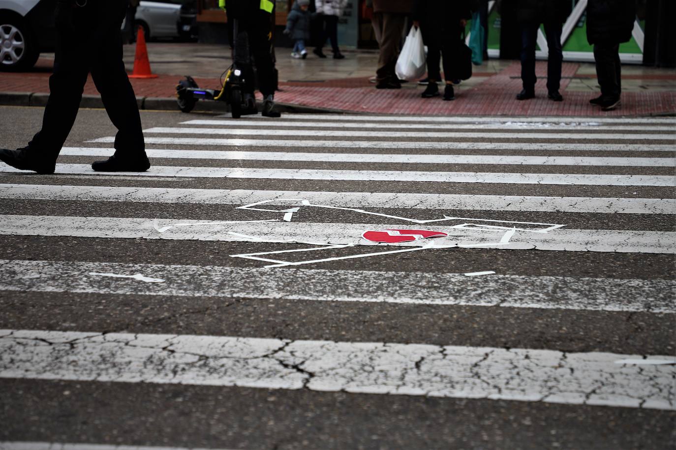 La campaña 'Solo tenemos una vida' ha llegado a los pasos de peatones de Burgos con teatralizaciones en las que tres actores interpretan un atropello. 'Paciencia, respeto, prudencia' es el lema de la campaña, que se ha pintado en el suelo. 