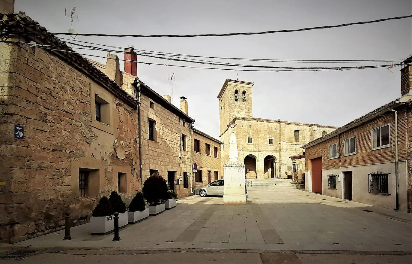 El Camino de Santiago ocupa la calle principal de Hornillos del Camino. 