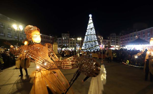 El espectáculo de las 'Alumbradoras de Estrellas' inaugura la iluminación de Navidad. 