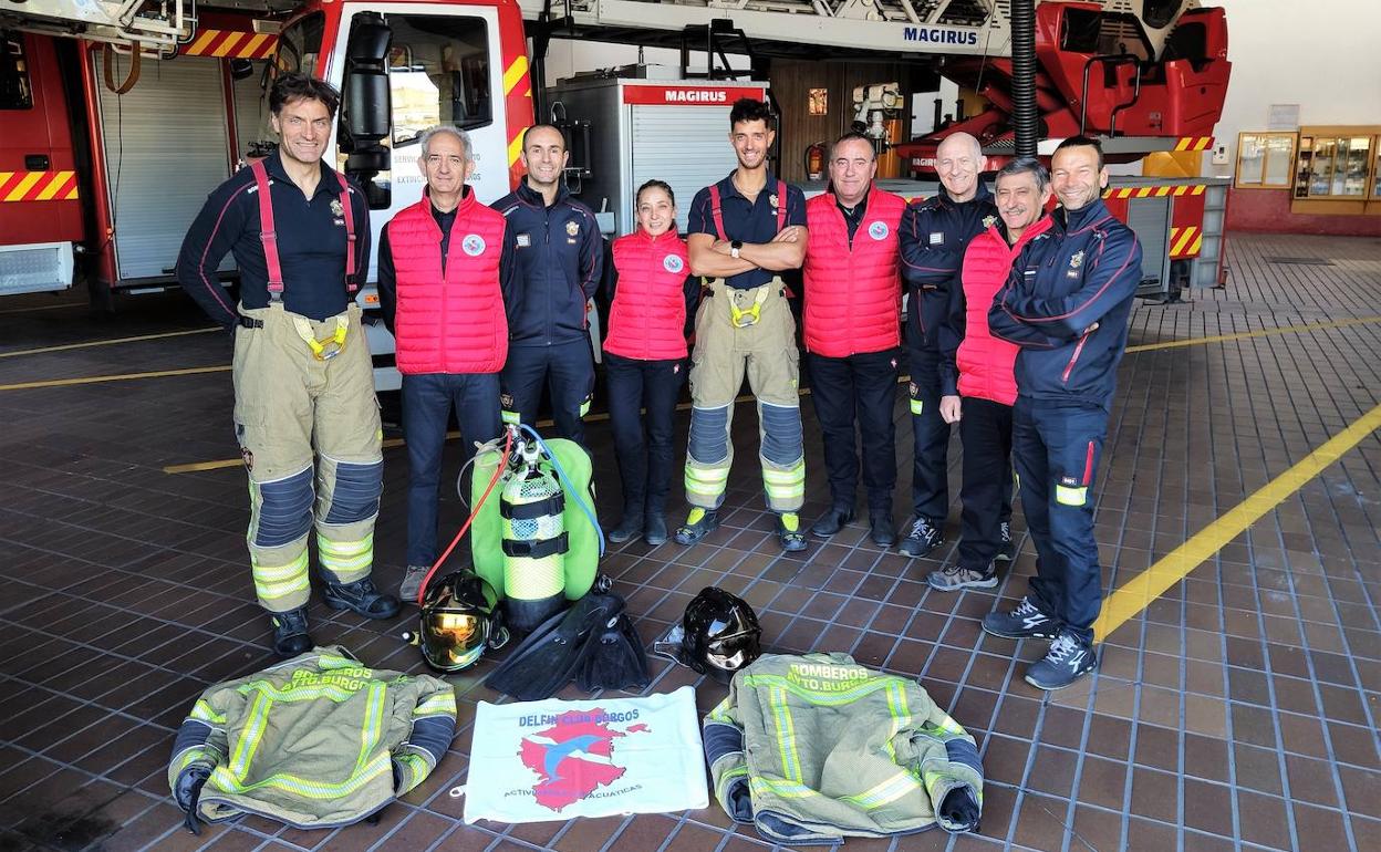 Miembros del Club Delfín Burgos han visitado a los Bomberos de Burgos para preparar la inmersión.