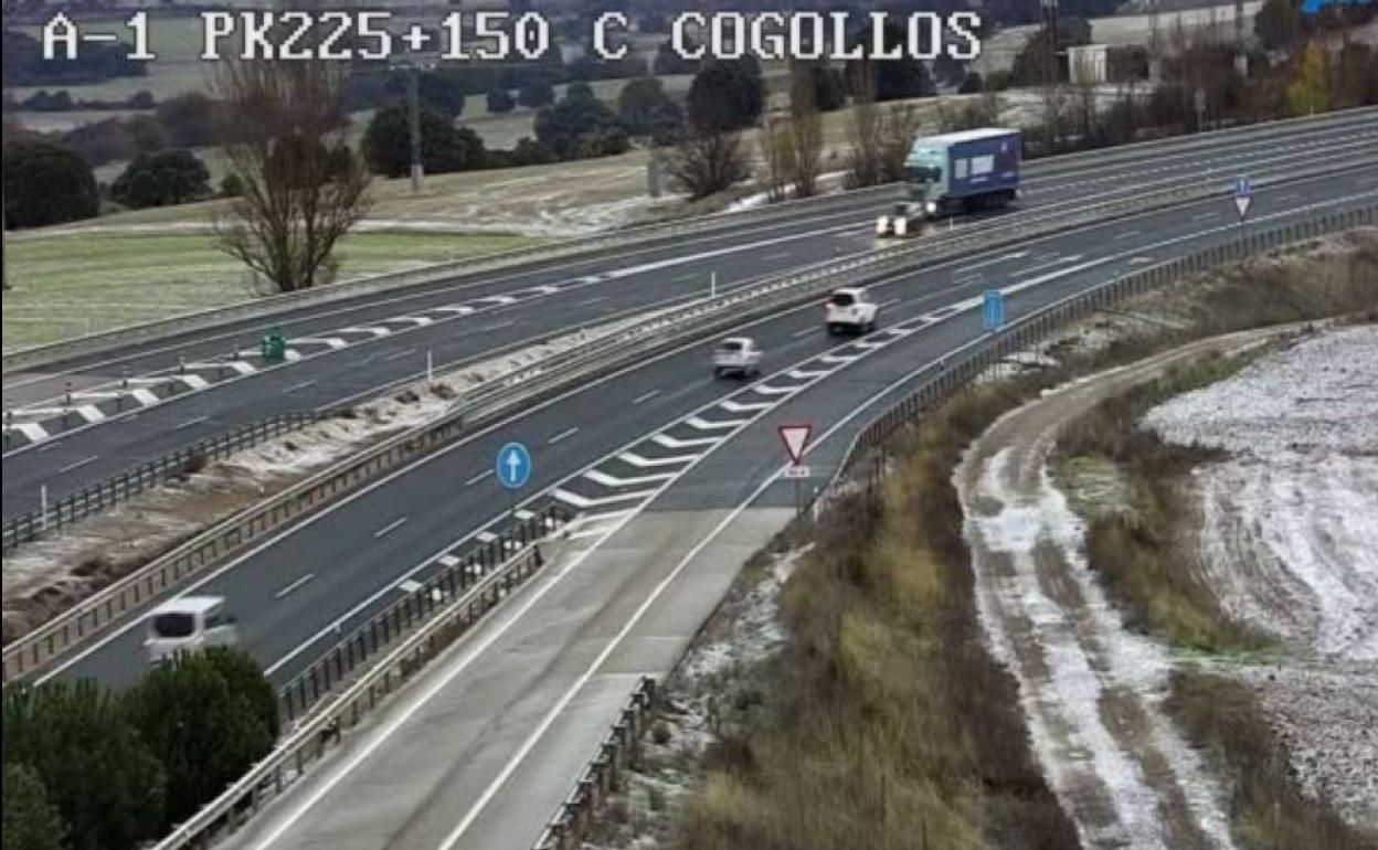 La nieve se ha dejado sentir también las carreteras de los entornos de Burgos.