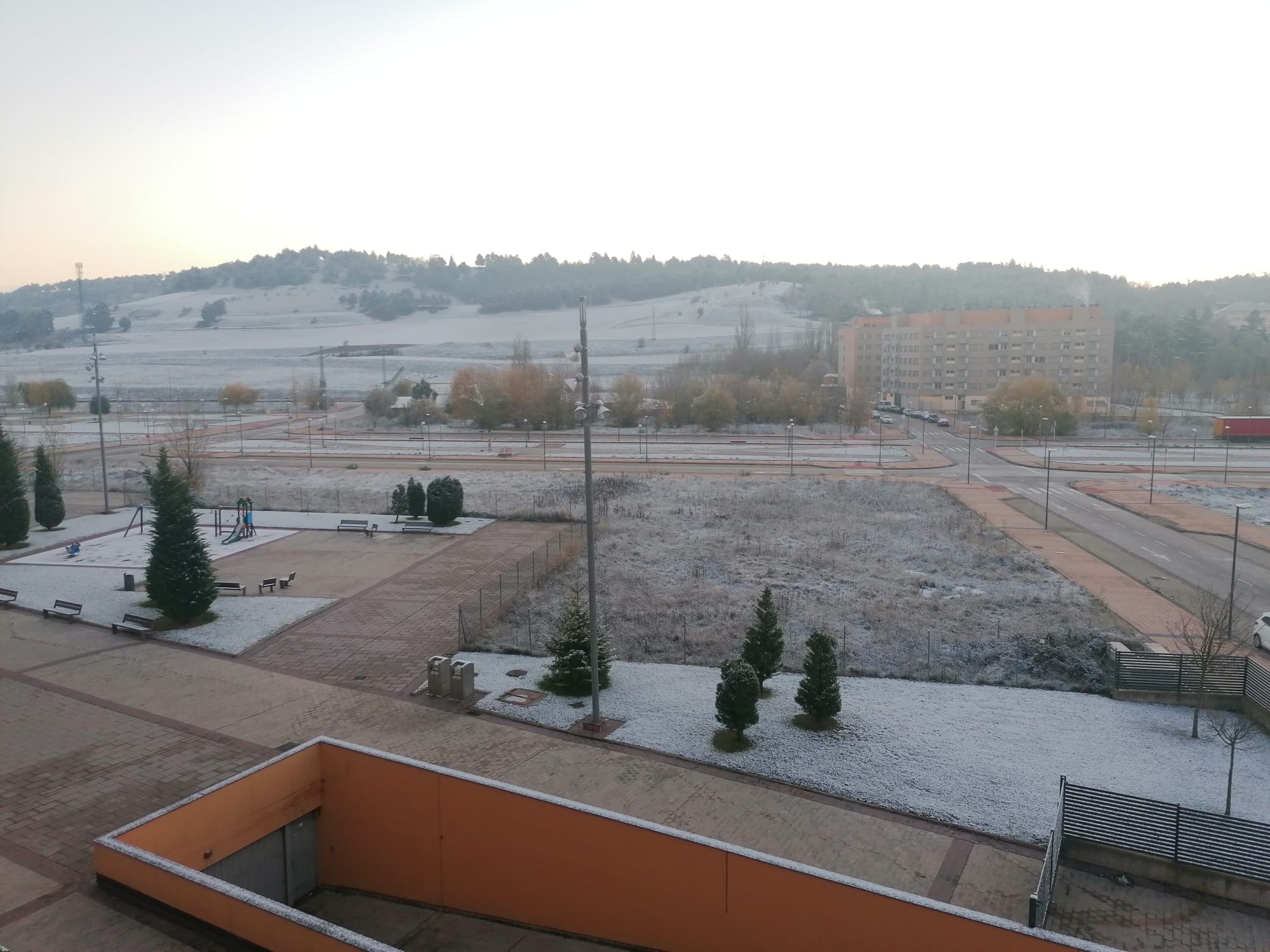 Fotos: La nieve caída en la noche se ha mantenido hsta la salida del sol