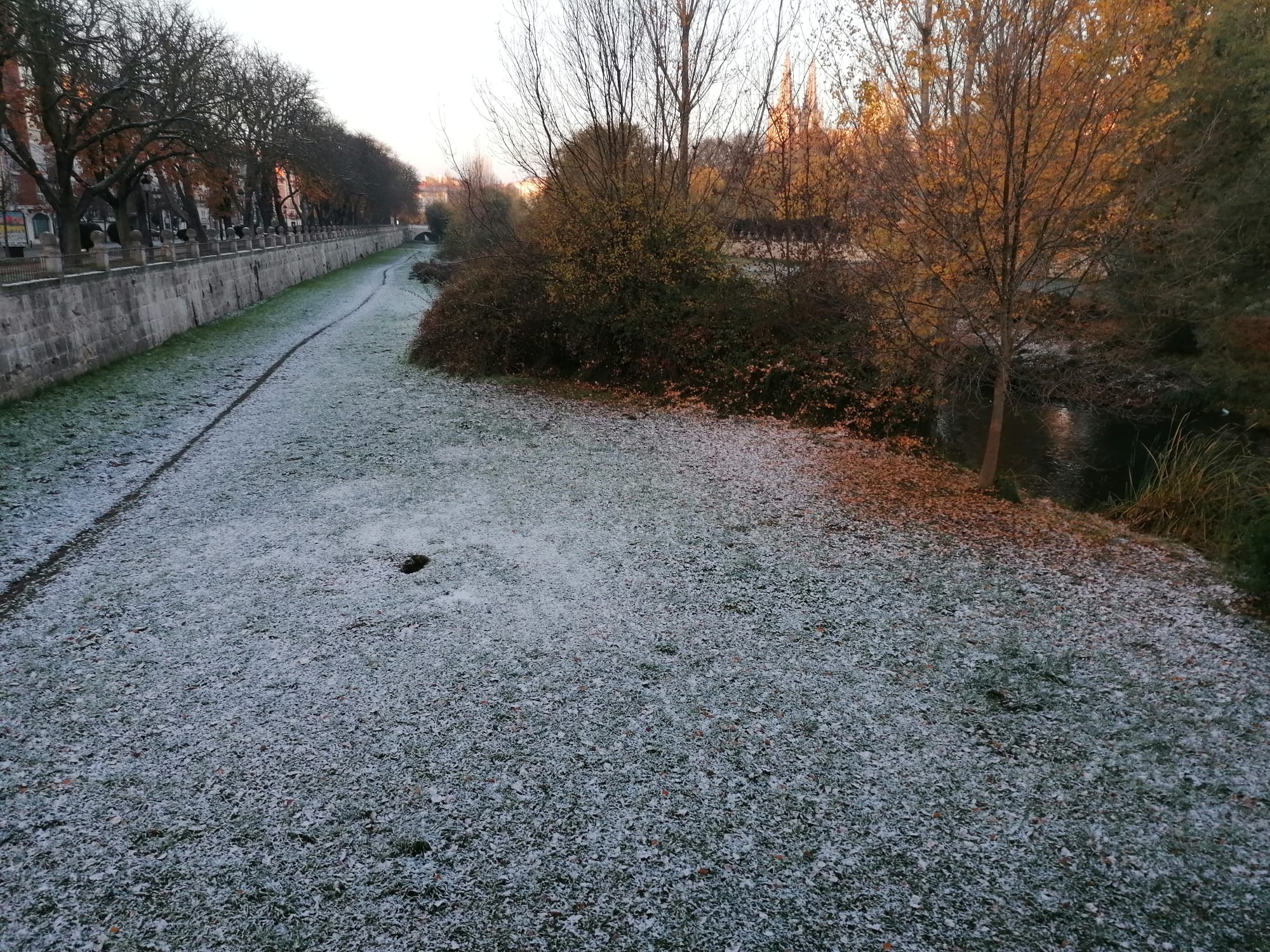 Fotos: La nieve caída en la noche se ha mantenido hsta la salida del sol