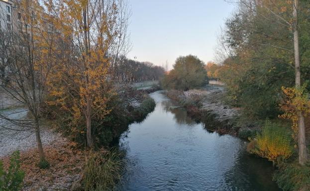 Burgos amanece con una ligera capa de nieve y hielo