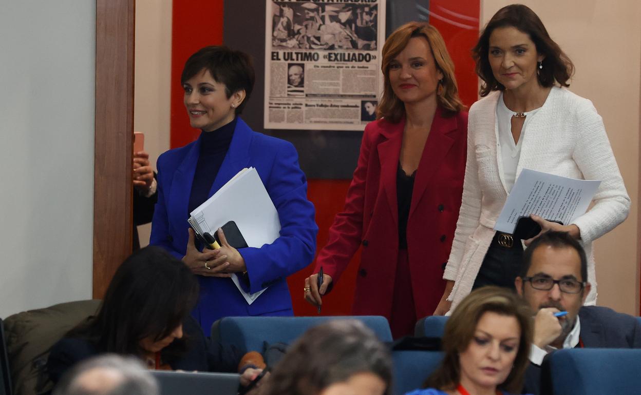 Las ministras portavoz, de Educación y de Industria, ISabel Rodríguez, Pilar Alegría y Reyes Maroto, entran en la sala para comparece ante la prensar tras la reunión del Consejo de Ministros 