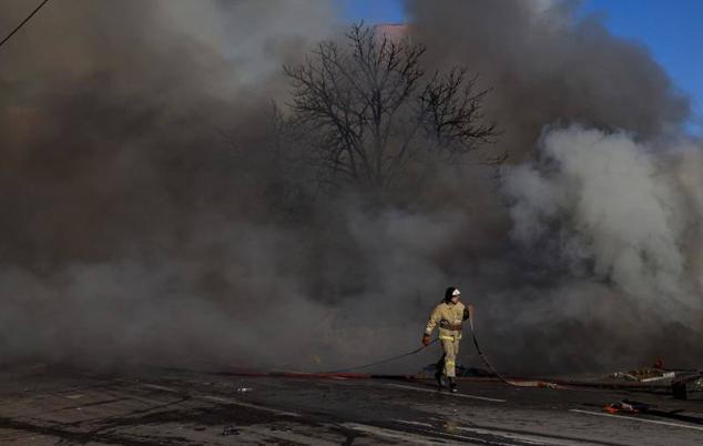 Fotos: Ucrania bombardea un mercado en Donetsk