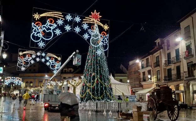 Aranda inaugura su iluminación navideña sin tener las luces colocadas