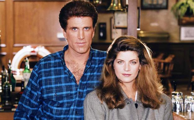 Kirstie Alley junto a Ted Danson en 'Cheers' (1987-1993).