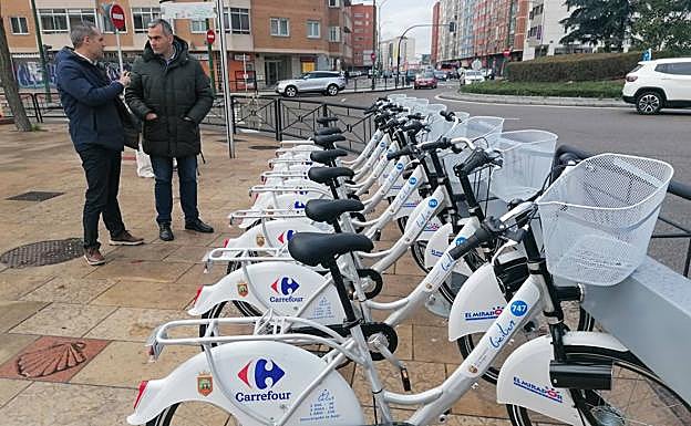 El concejal Leví Moreno, acompañado por Isidro Juárez, de Bicalia.