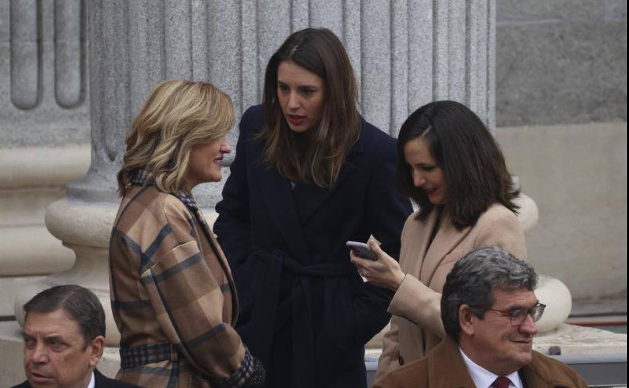 Irene Montero, ministra de Igualdad (en el centro), con Pilar Alegría, ministra de Educación (a la izquierda), e Ione Belarra, ministra de Derechos Sociales, ayer, en los actos por el Día de la Constitución 