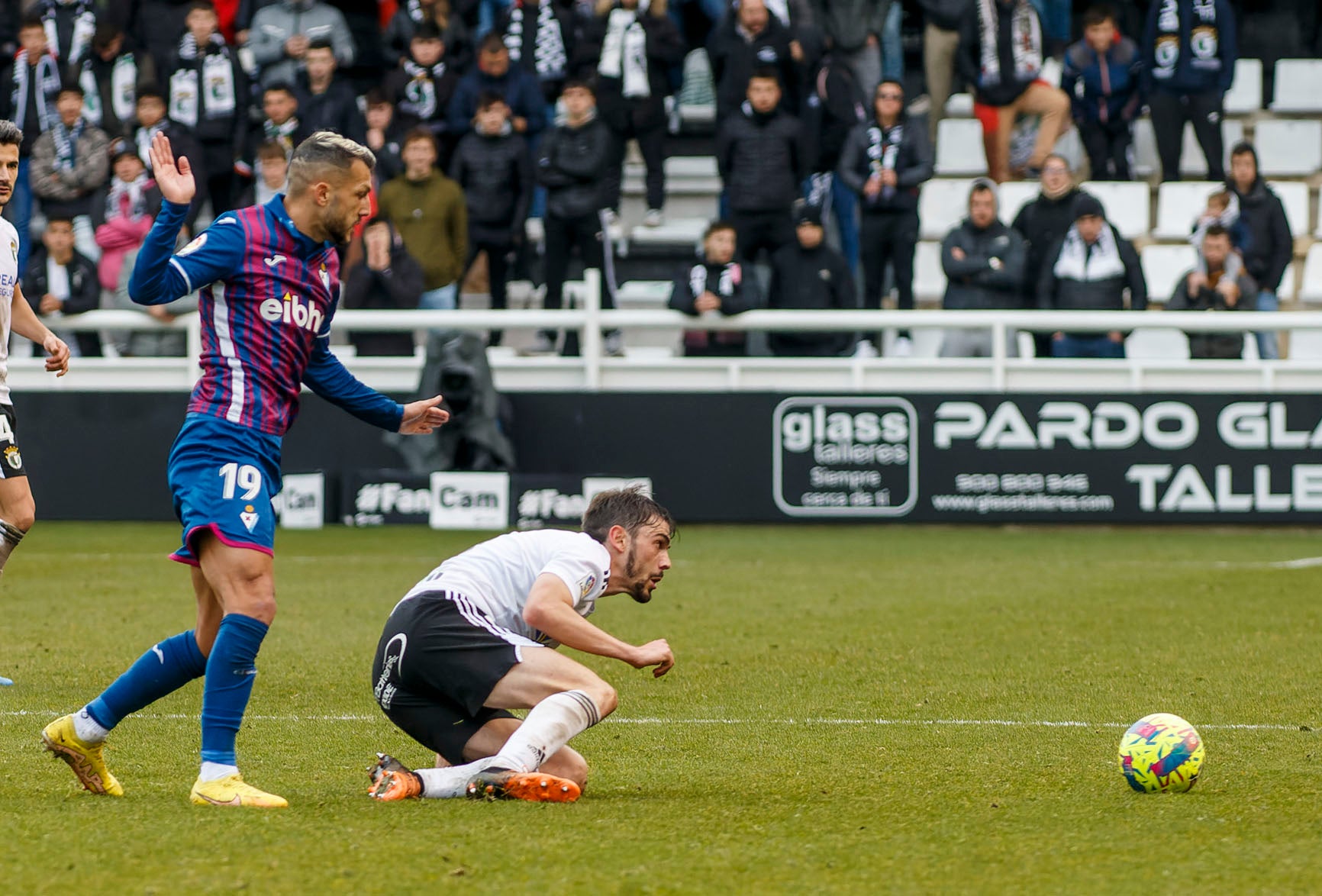 Fotos: El Burgos CF no puede con el Eibar que remonta y le deja sin liderato