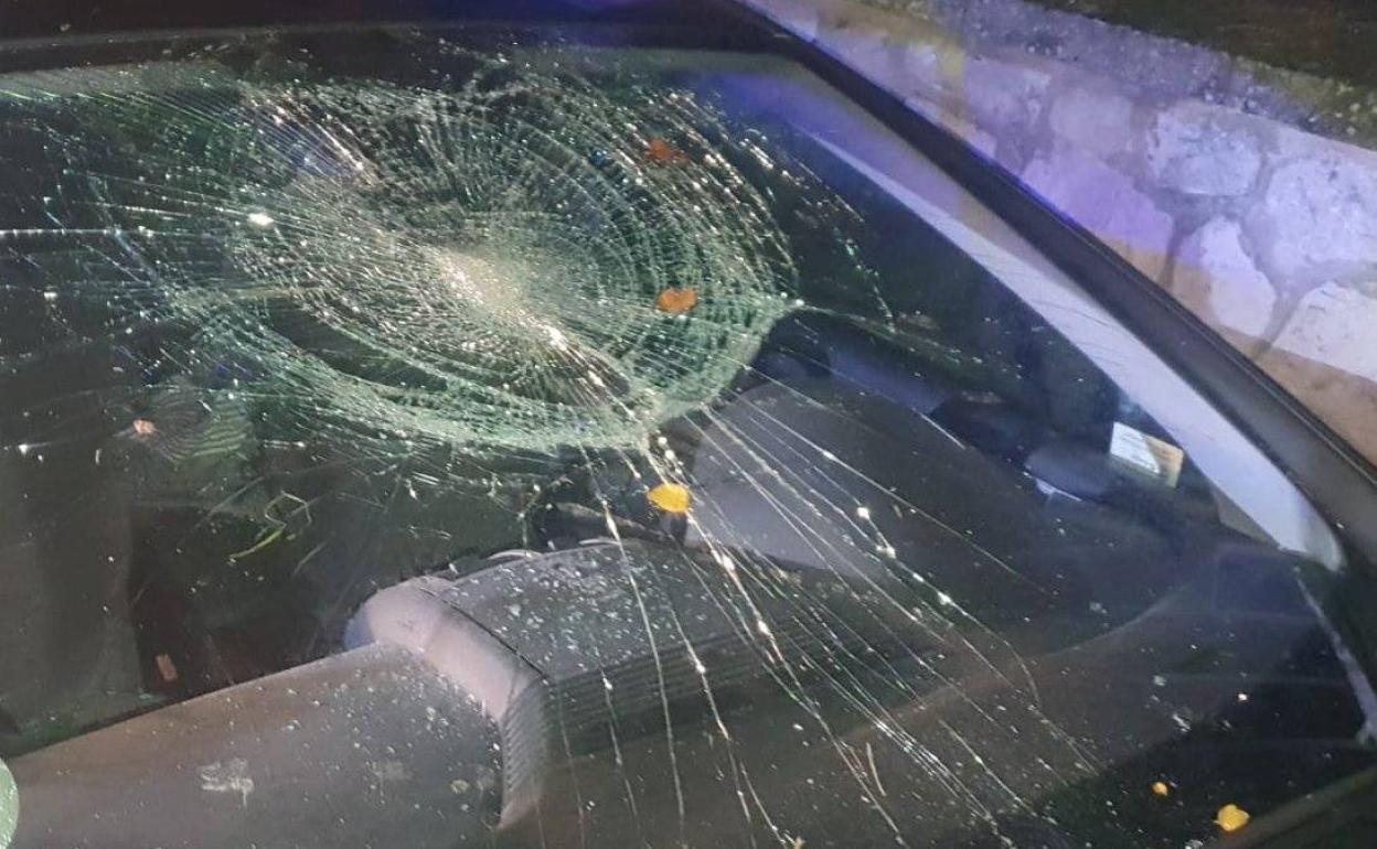 Uno de los vehículos estacionados en la calle con la luna reventada por los menores.