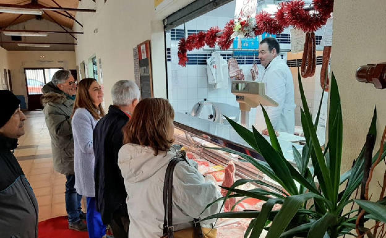 Virginia Barcones, delegada del Gobierno en Castilla y León, en su visita a Pradoluengo. 