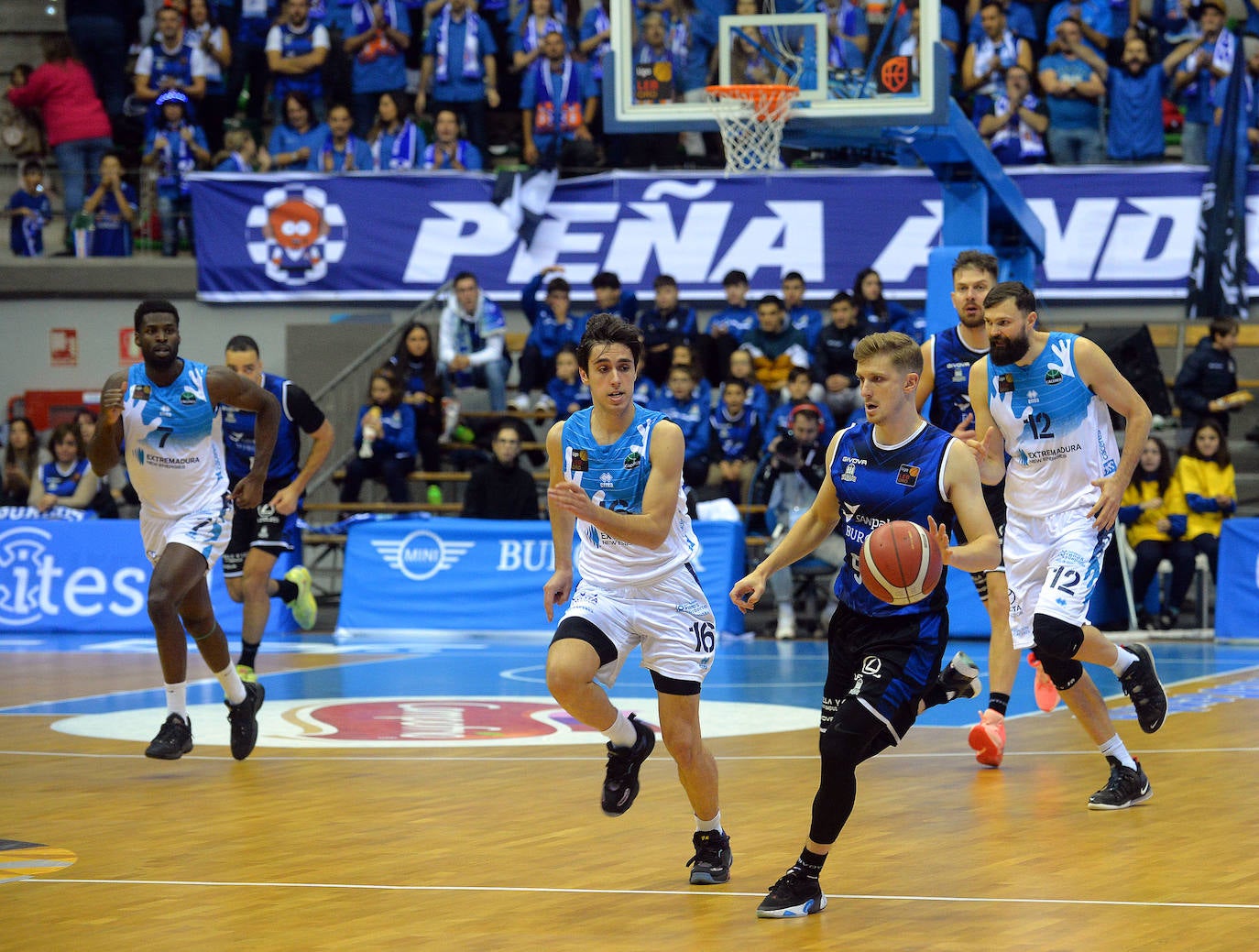 Imágenes de la victoria del San Pablo Burgos frente al Cáceres de este sábado en el Coliseum