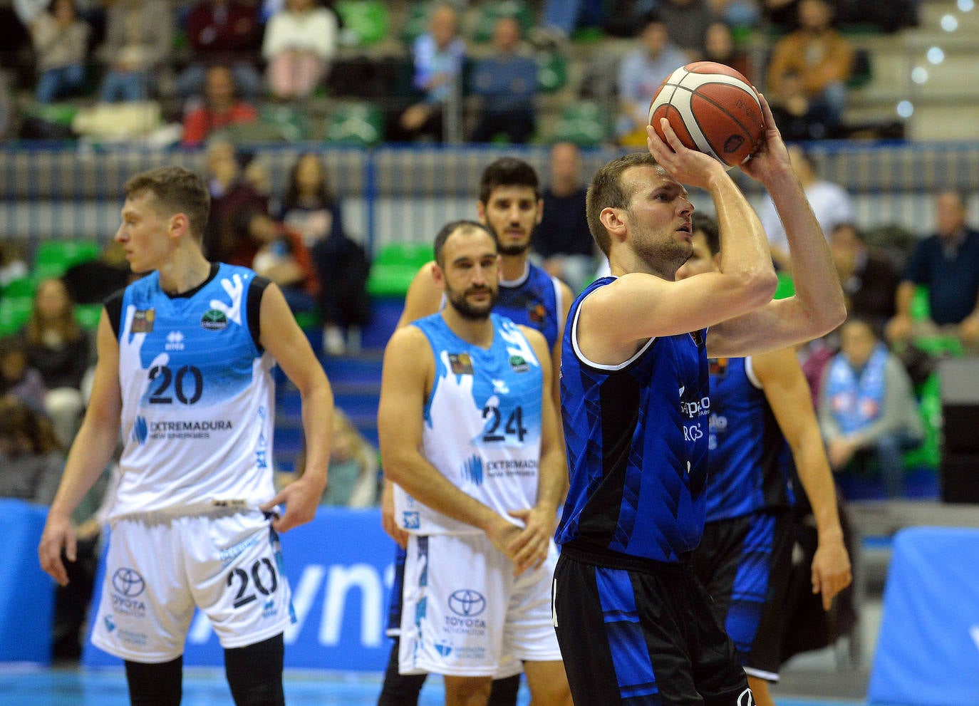 Imágenes de la victoria del San Pablo Burgos frente al Cáceres de este sábado en el Coliseum