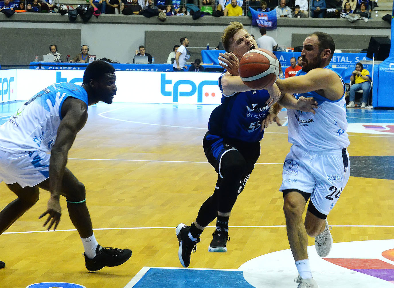 Imágenes de la victoria del San Pablo Burgos frente al Cáceres de este sábado en el Coliseum