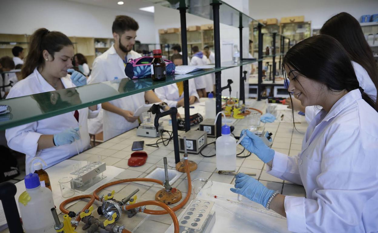 Estudiantes del ciclo superior de Química en el IES Universidad Laboral.