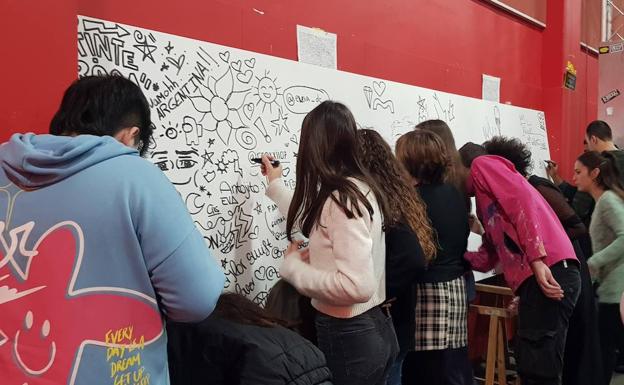 La Plataforma Mirandesa de Voluntariado celebra el Día Internacional del Voluntario. Se hizo un mural colaborativo a cargo de Tinte Rosa. 