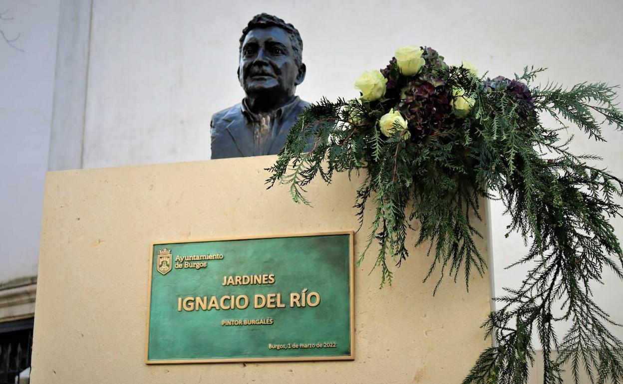 Busto y placa en homenaje a Ignacio del Río en los jardines que llevan su nombre. 