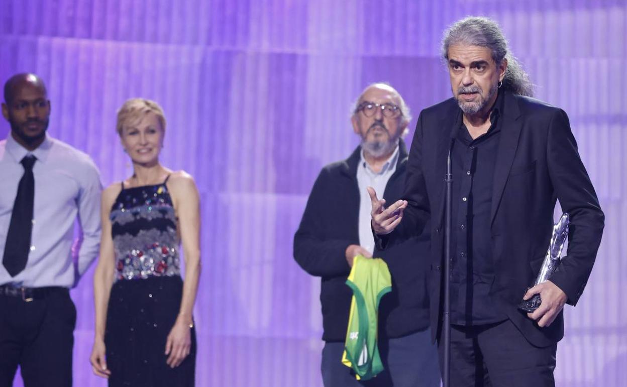 El director Fernando León recoge el premio a la mejor comedia junto al productor Jaume Roures.