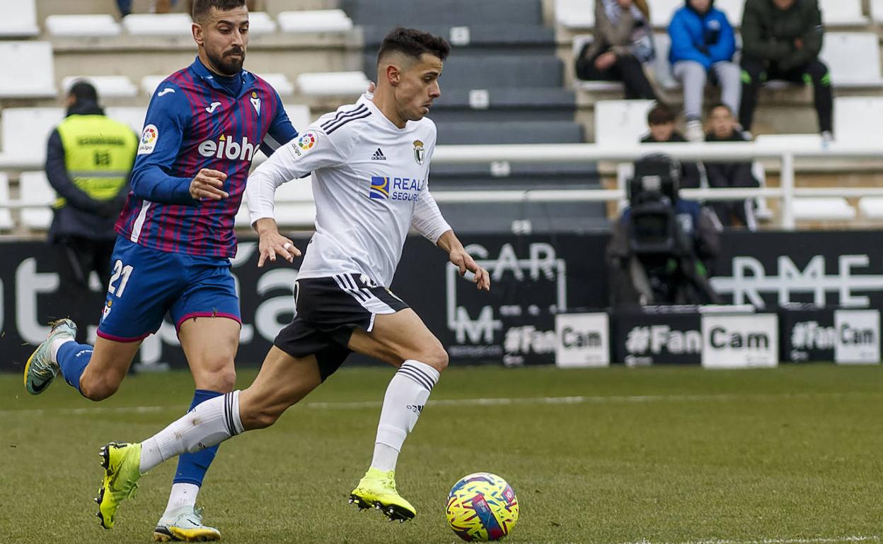 Gaspar Campos conduce en la derrota de este jueves ante el Éibar donde anotó el único tanto burgalés del encuentro