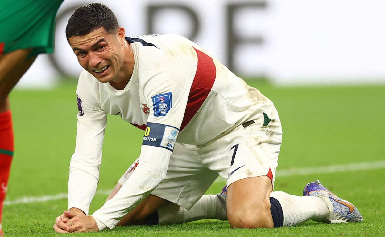 Cristiano rompe a llorar sobre el césped tras caer Portugal eliminada ante Marruecos. 