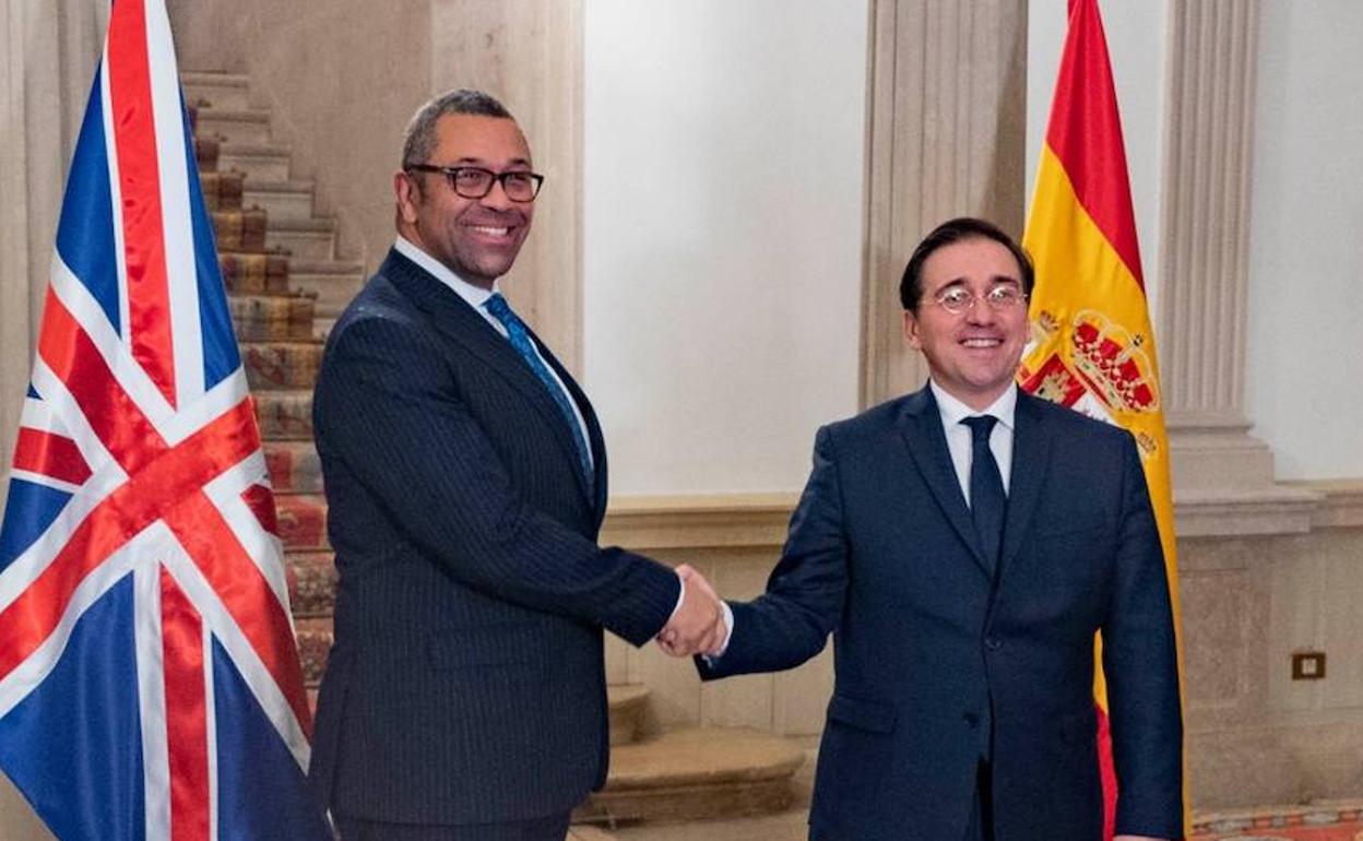 El ministro de Asuntos Exteriores británico, James Cleverly, y su homólogo español, José Manuel Albares, se reunen en el Palacio de Viana.