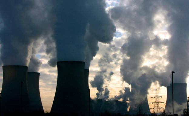 Las torres de refrigeración de la central de energía de Fiddlers Ferry, en Widnes (Reino UNido), arrojan a la atmósfera densas columnas de humo.