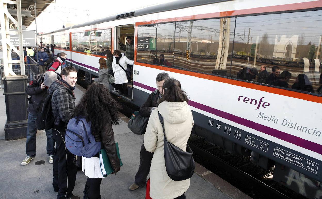 Renfe avisa a 75.000 infractores de la retirada de su abono gratuito por mal uso