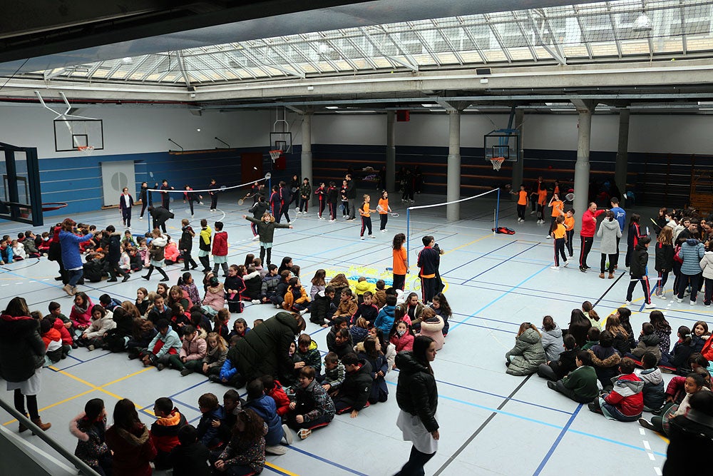 Fotos: Gesto por la paz en Ucrania en el colegio Blanca de Castilla