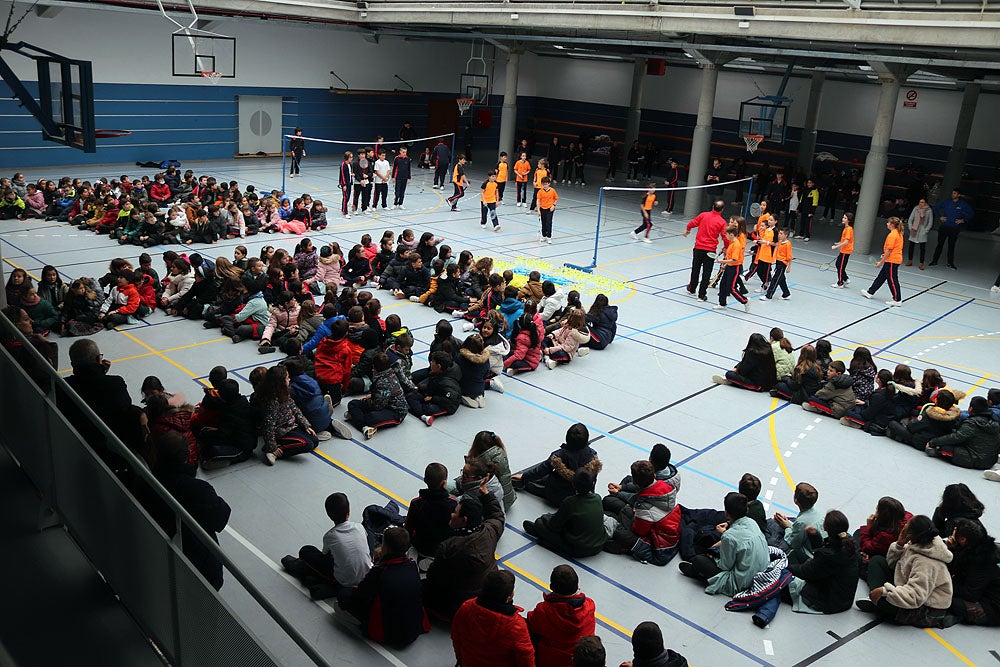 Fotos: Gesto por la paz en Ucrania en el colegio Blanca de Castilla