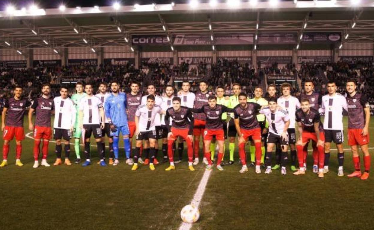 Jugadores de Burgos CF y Athletic posan juntos antes del inicio del partido del centenario