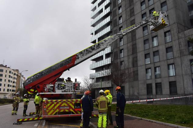 Fotos: Las calles de Burgos se convierten en el escenario de las prácticas de los Bomberos con la autoescalera