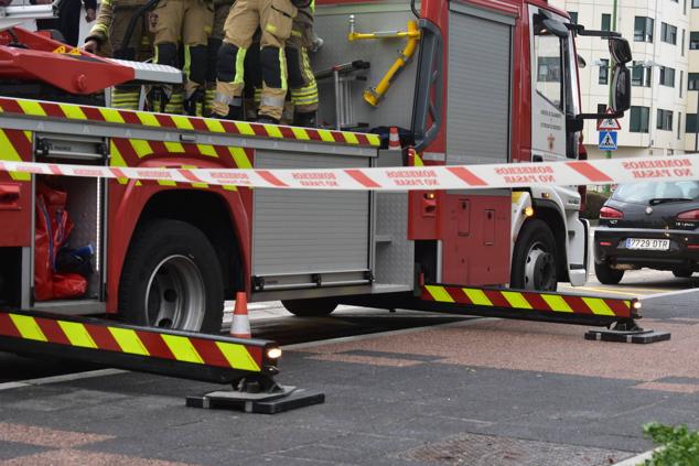 Fotos: Las calles de Burgos se convierten en el escenario de las prácticas de los Bomberos con la autoescalera