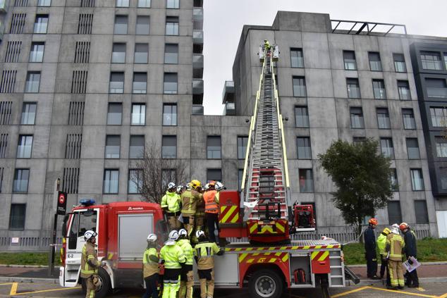 Fotos: Las calles de Burgos se convierten en el escenario de las prácticas de los Bomberos con la autoescalera