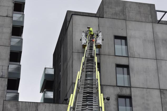 Fotos: Las calles de Burgos se convierten en el escenario de las prácticas de los Bomberos con la autoescalera