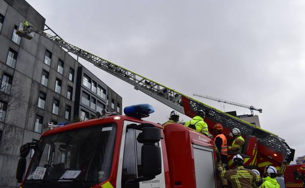 Los Bomberos del Ayuntamiento de Burgos practican con la autoescala 