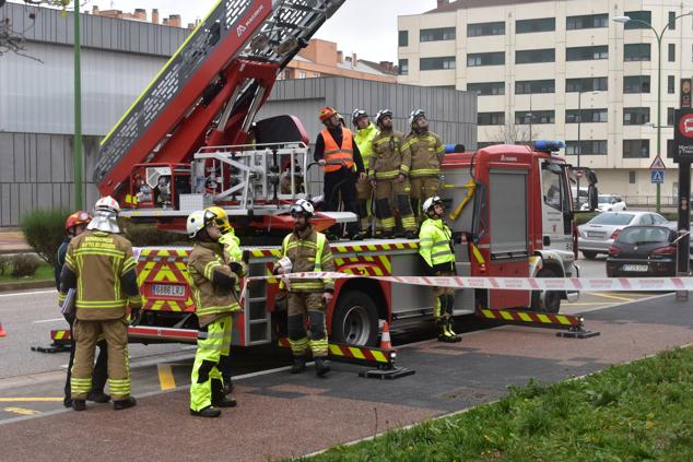 Fotos: Las calles de Burgos se convierten en el escenario de las prácticas de los Bomberos con la autoescalera