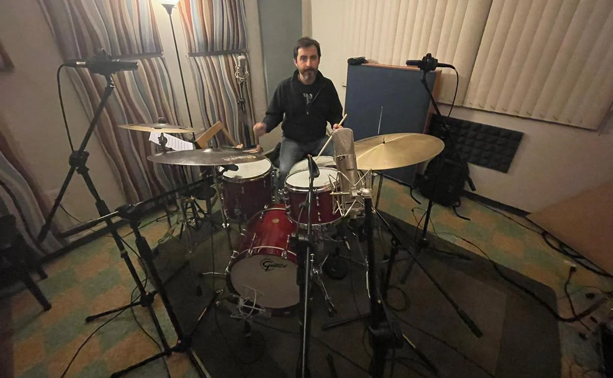 El baterista Gonzalo del Val durante la grabación del proyecto mexicano 