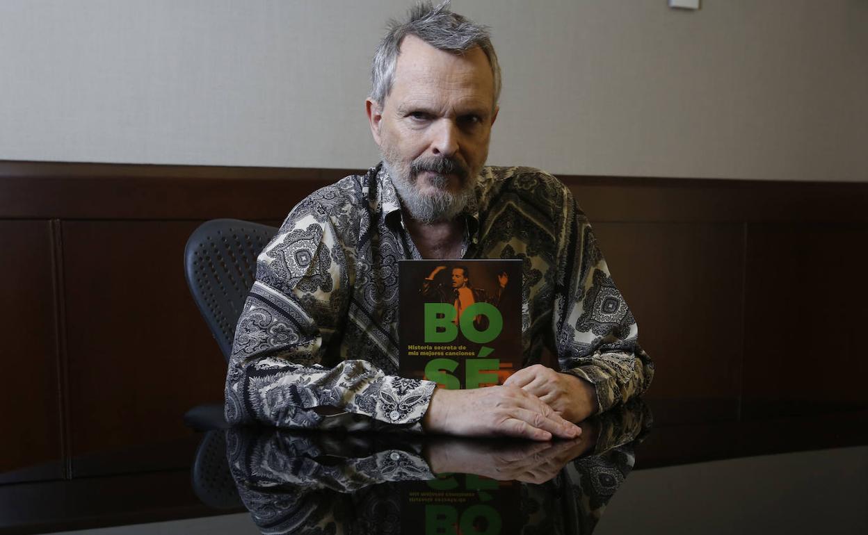 El cantante Miguel Bosé posa con su último libro, 'Historia secreta de mis mejores canciones'. 