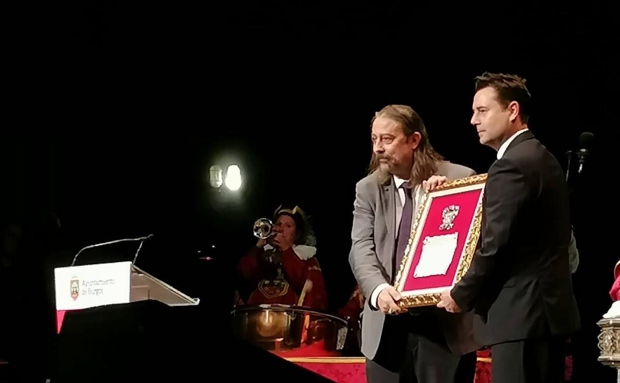 El virólogo Adolfo García Sastre recogiendo su título honorífico en Burgos.